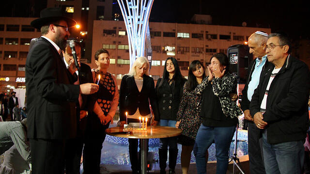 Relatives of the three soldiers at the ceremony (Photo: Chabad) (צילום: חב"ד) Relatives of the three soldiers at the ceremony (Photo: Chabad)