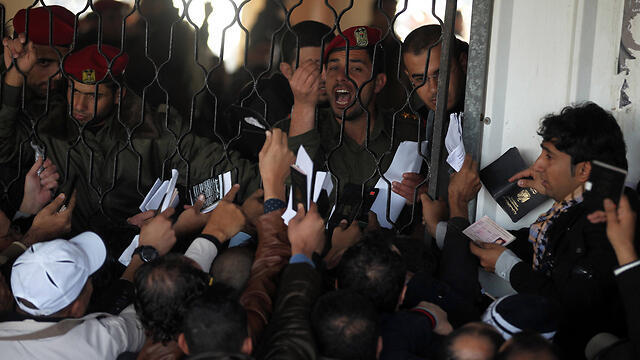 Rafah Border Crossing between Egypt and Gaza (Photo: AFP) (צילום: AFP) Rafah Border Crossing between Egypt and Gaza (Photo: AFP)