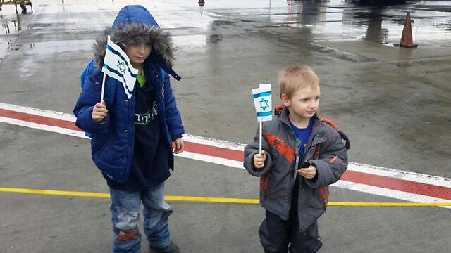 New Ukranian immigrants recieve a warm welcome at Ben-Gurion Airport (Photo: Shahar Chai)