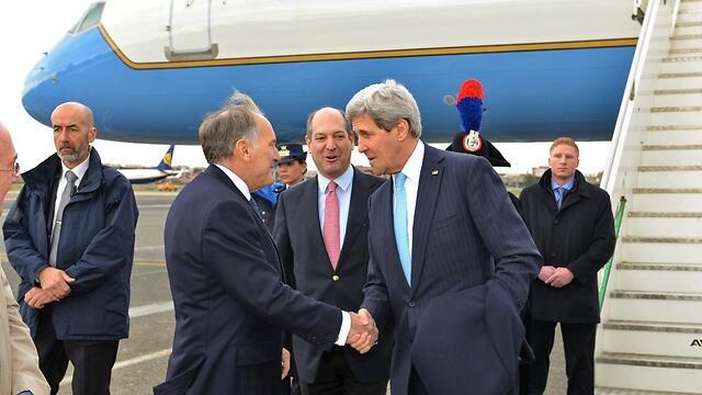 Secretary Kerry greeted by US Ambassador to Italy and San Marino John Phillips. (Photo: EPA)
