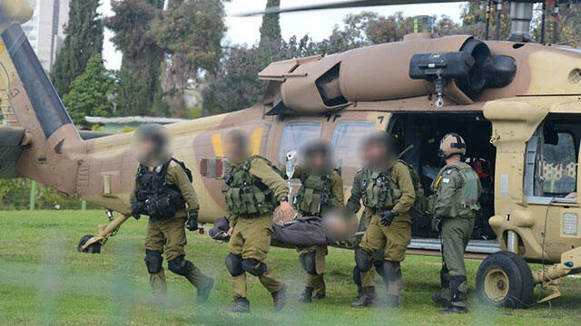 The wounded soldier airlifted to hospital (Photo: Herzl Yosef)