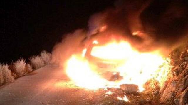 Firebomb attack on car (Photo: Regional rescue services) (צילום: צוות צחי - כוננים קרנ"ש) Firebomb attack on car (Photo: Regional rescue services)