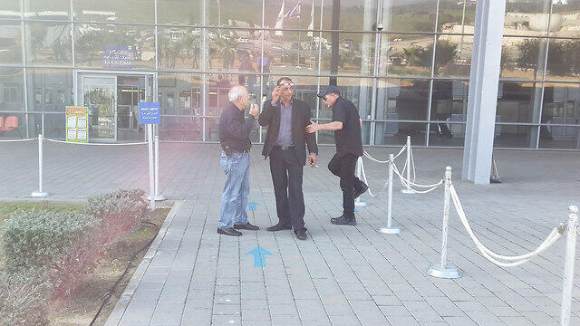 Marshak waits at border crossing (Photo: Roee Idan)