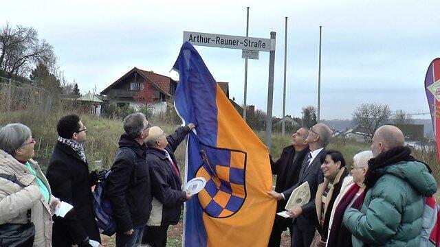 The mayor unveiling the street sign with the Rauners' relatives (Photo: Rauner Family) (משפחת ראונר) The mayor unveiling the street sign with the Rauners' relatives (Photo: Rauner Family)