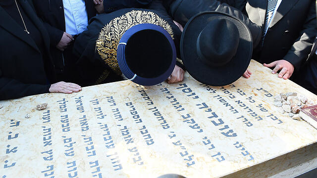 Лидеры ШАСа у могилы раввина Йосефа (צילום: ישראל ברדוגו) Лидеры ШАСа у могилы раввина Йосефа