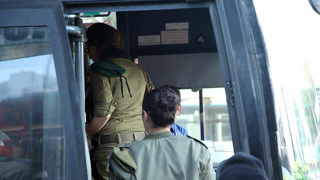 Soldiers in combat roles will be eligible for free public transportation, even out of uniform (Photo: Motti Kimchi) (צילום: מוטי קמחי) Soldiers in combat roles will be eligible for free public transportation, even out of uniform (Photo: Motti Kimchi)