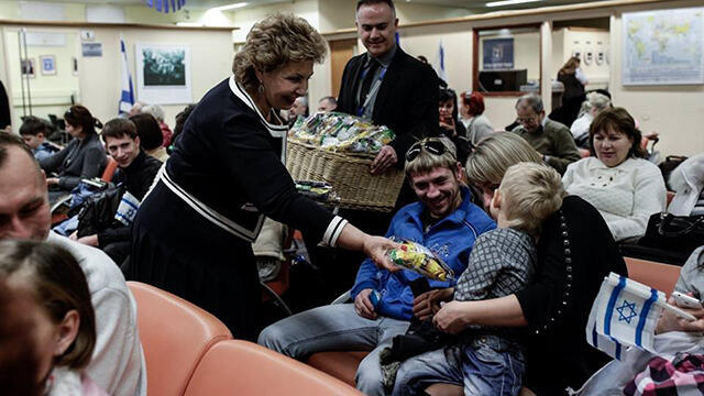 Minister of Aliyah and Immigrant Absorption Sofa Landver welcomes Ukranian immigrants (Photo: Facebook)
