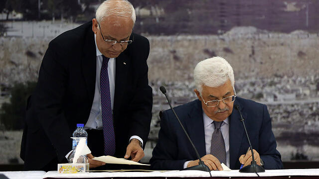 Abbas signs requests to join international treaties (Photo: EPA)