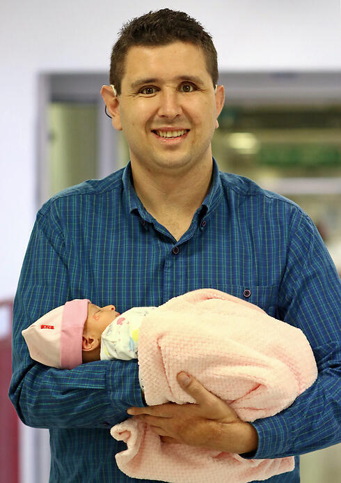 Eyal Neufeld and his daugther Noam. (Photo: Dana Kopel) (צילום: דנה קופל, ידיעות אחרונות) Eyal Neufeld and his daugther Noam. (Photo: Dana Kopel)