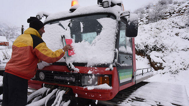Preparing the Mount Hermon ski site (Photo: Aviyahu Shapira) (צילום: אביהו שפירא) Preparing the Mount Hermon ski site (Photo: Aviyahu Shapira)