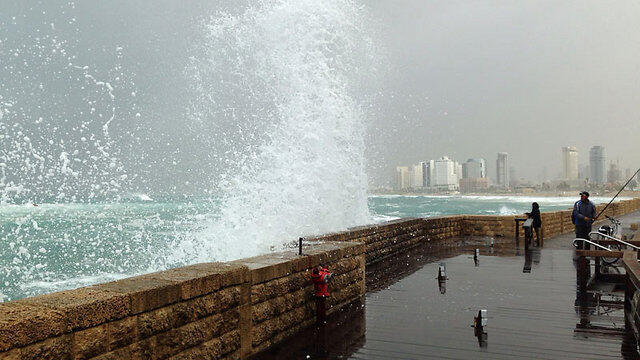 Strong winds at Tel Aviv Port (Photo: Ilan Tal) (צילום: אילן טל) Strong winds at Tel Aviv Port (Photo: Ilan Tal)