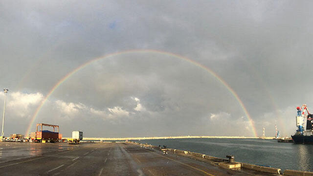 A perfect rainbow at the Ashdod Port (Photo: Ze'evi David) (צילום: זאבי דוד) A perfect rainbow at the Ashdod Port (Photo: Ze'evi David)