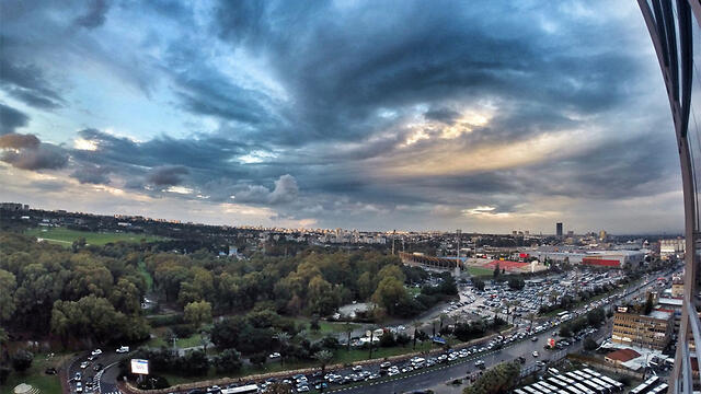 Rain clouds over Ramat Gan (Photo: Hila Daphna) (צילום: הילה דפנה) Rain clouds over Ramat Gan (Photo: Hila Daphna)