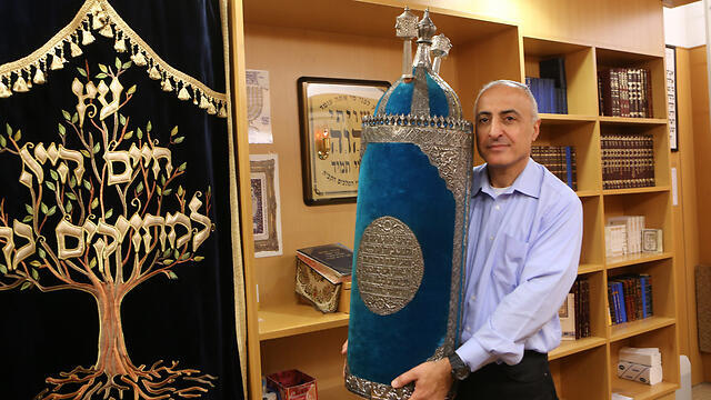 Amnon Israel with the Torah scroll he insisted on restoring (Photo: Alex Kolomoisky) (צילום: אלכס קולמויסקי) Amnon Israel with the Torah scroll he insisted on restoring (Photo: Alex Kolomoisky)