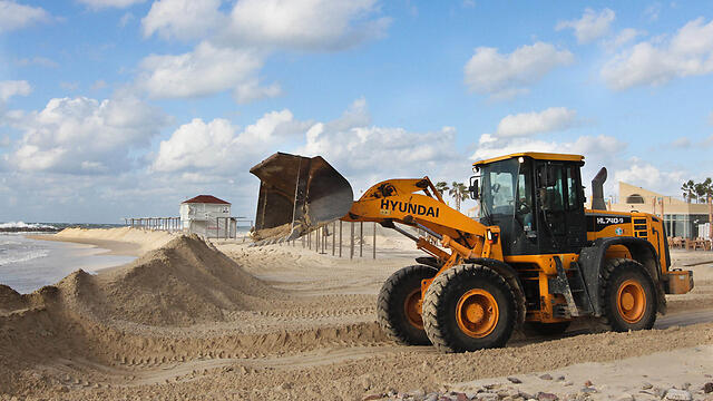 Preparing for storm in Netanya (Photo: Ido Erez)