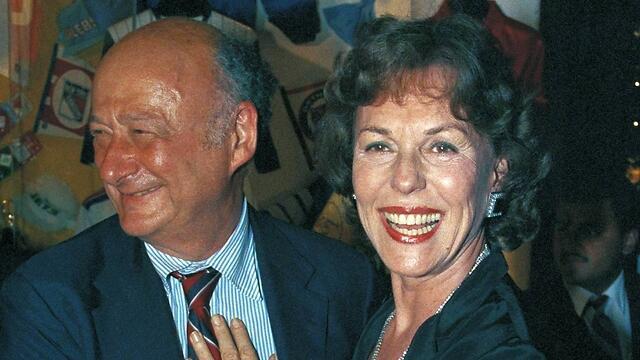 New York Mayor Edward Koch, left, poses with former Miss America Bess Myerson in New York (Photo: AP) (צילום: AP) New York Mayor Edward Koch, left, poses with former Miss America Bess Myerson in New York (Photo: AP)