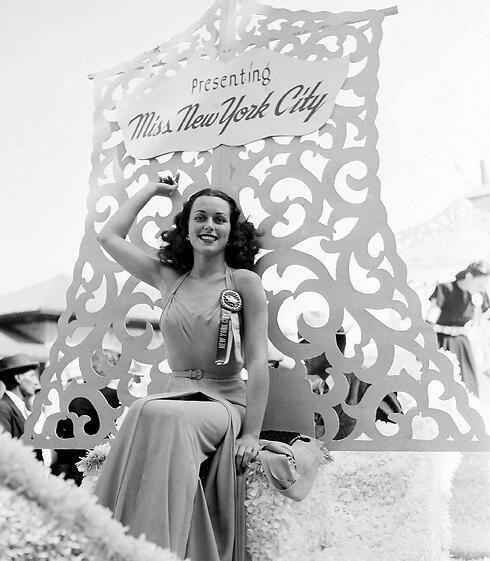 Bess Myerson waves from the float during a parade prior to competing in the Miss America pageant (Photo: AP) (צילום: AP) Bess Myerson waves from the float during a parade prior to competing in the Miss America pageant (Photo: AP)