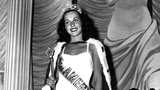 Bess Myerson holds the scepter after being crowned Miss America 1945 (Photo: AP) (צילום: AP) Bess Myerson holds the scepter after being crowned Miss America 1945 (Photo: AP)