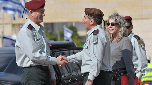 2011 год. Габи Ашкенази поздравляет Бени Ганца со вступлением на пост начальника генштаба ЦАХАЛа. Фото: Ярон Бреннер