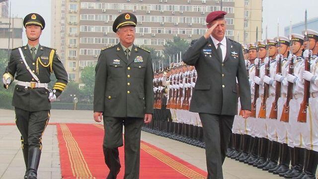 Former Chief of Staff Lt. Gen. Benny Gantz meeting with Chinese Chief of Staff Gen. Chen Bingde in 2012 (Photo: IDF Spokesperson's Unit)