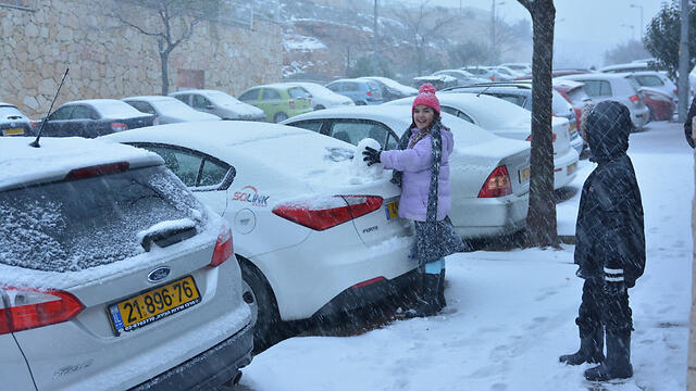 Children play in the snow in Efrat (Photo: Meir Elipor) (צילום: מאיר אליפור) Children play in the snow in Efrat (Photo: Meir Elipor)