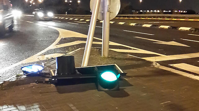 Strong winds fell a traffic light near Ashdod (Photo: Meitar Tubul) (צילום: מיתר טובל) Strong winds fell a traffic light near Ashdod (Photo: Meitar Tubul)