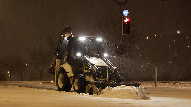 Clearing snow from the roads in Jerusalem (Photo: EPA) (צילום: EPA) Clearing snow from the roads in Jerusalem (Photo: EPA)