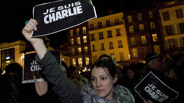 French citizens stand in solidarity with Charlie Ebdo in Paris. (Photo: AFP) (צילום: AFP) French citizens stand in solidarity with Charlie Ebdo in Paris. (Photo: AFP)