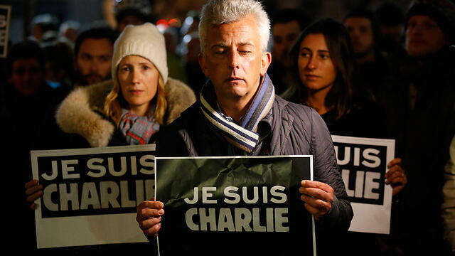 Londoners show solidarity with France. (Photo: MCT)