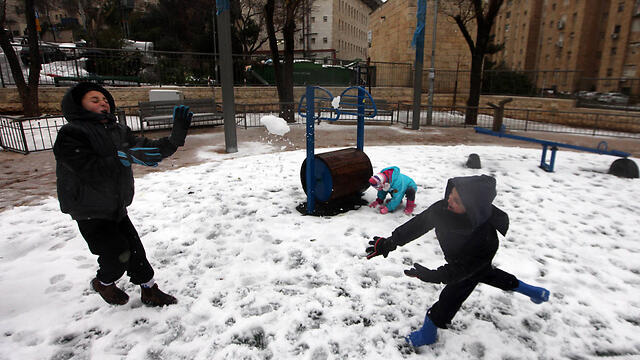 Children playing in the snow in Jerusalem (Photo: Gil Yohanan) (צילום: גיל יוחנן) Children playing in the snow in Jerusalem (Photo: Gil Yohanan)