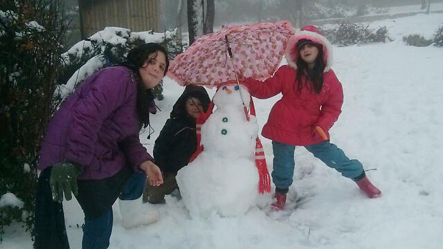 Children playing in the snow in Alon Shvut (Photo: Moriya HaCohen) (צילום: מוריה הכהן) Children playing in the snow in Alon Shvut (Photo: Moriya HaCohen)