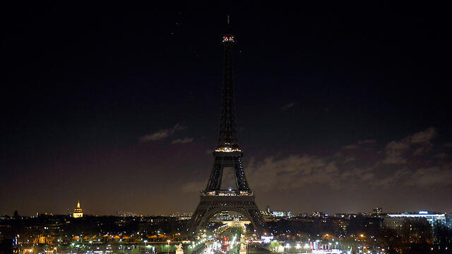 Eiffel Tower goes dark to mourn attack (Photo: EPA)