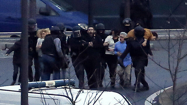 Police and hostages outside the kosher supermarket. (Photo: AFP)