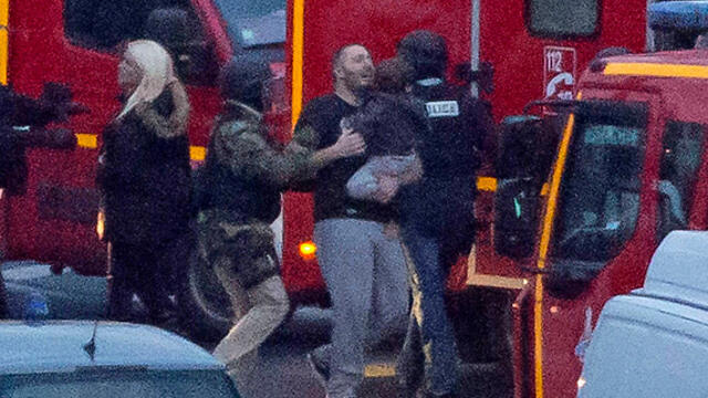 Police and former hostages outside the kosher supermarket during the siege. (Photo: AFP) (צילום: AFP) Police and former hostages outside the kosher supermarket during the siege. (Photo: AFP)