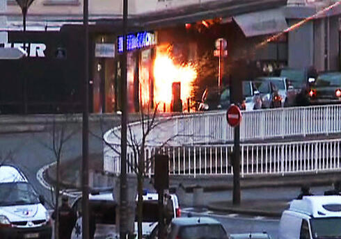 Raid on Hyper Cacher supermarket (Photo: AFP) (צילום: AFP) Raid on Hyper Cacher supermarket (Photo: AFP)