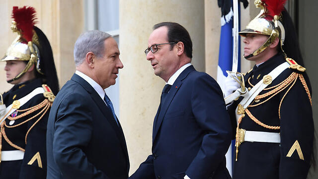 Prime Minister Netanyahu meets with French President Hollande in Paris (Photo: AFP) (צילום: AFP) Prime Minister Netanyahu meets with French President Hollande in Paris (Photo: AFP)