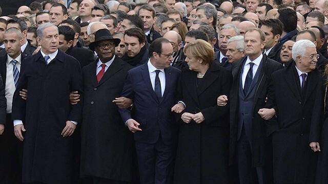 Netanyahu and Abbas, both in the front row (Photo: AFP) (צילום: AFP) Netanyahu and Abbas, both in the front row (Photo: AFP)