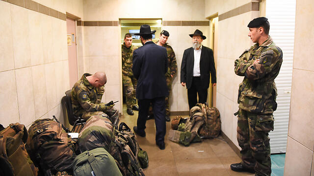 French soldiers protecting a synagogue in Paris (Photo: Israel Bardugo) (צילום: ישראל ברדוגו) French soldiers protecting a synagogue in Paris (Photo: Israel Bardugo)
