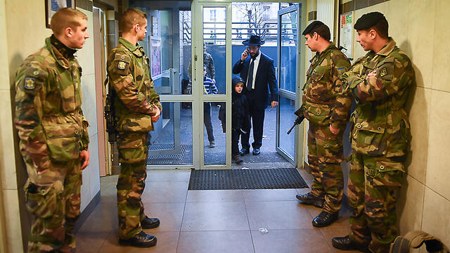French forces gaurd Jewish center in France (Archive photo: Yisrael Bardugo) (צילום: ישראל ברדוגו) French forces gaurd Jewish center in France (Archive photo: Yisrael Bardugo)