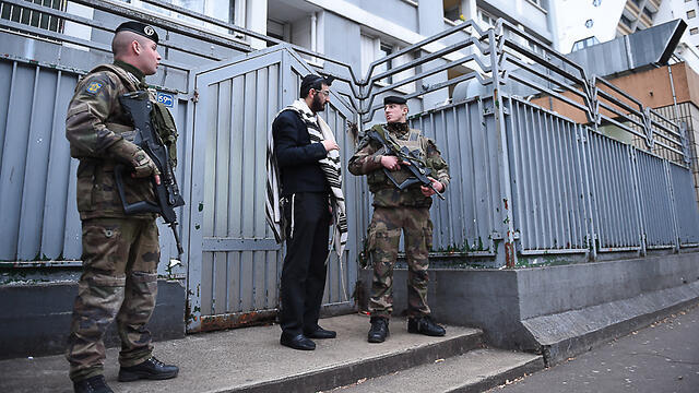 Armed soldiers secure a Chabad house in France (Photo: Israel Bardugo) (צילום: ישראל ברדוגו) Armed soldiers secure a Chabad house in France (Photo: Israel Bardugo)