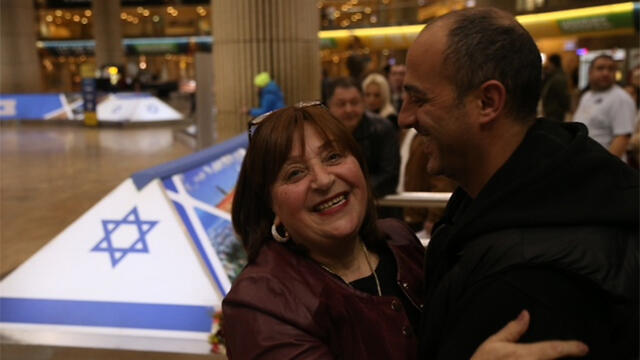 New olim from France arrive in Israel (Photo: Motti Kimchi)