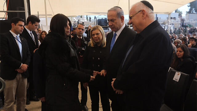 Netanyahu and Rivlin greet the families of the victims. (Photo: Gil Yohanan) 