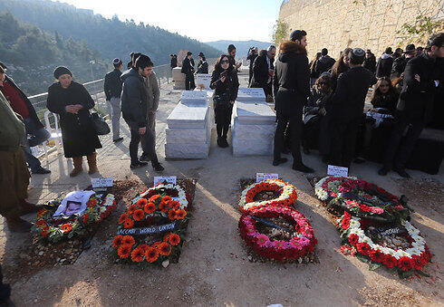 Wreaths laid on victims' graves (Photo: Gil Yohanan)