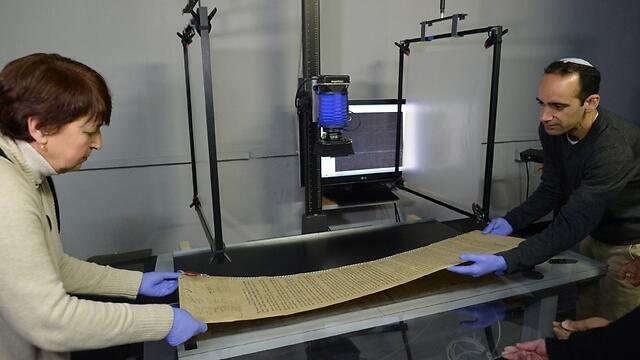 Declaration of Independence undergoes special photography. (Photo: GPO) (Photo: GPO) Declaration of Independence undergoes special photography. (Photo: GPO)