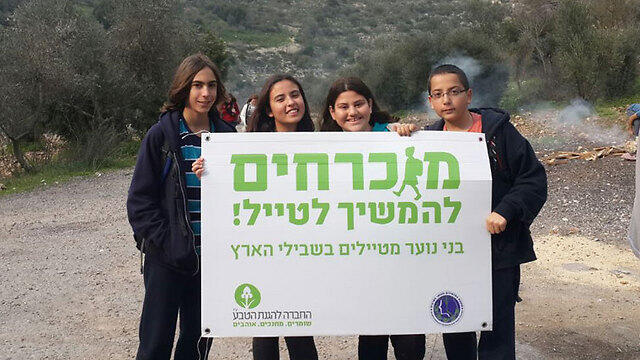 Students hold protest sign: "We must travel on"nullnull Students hold protest sign: "We must travel on"