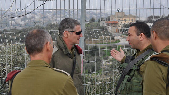Maj. Gen. Yair Golan being briefed by officers in the field (צילום: דובר צה"ל) Maj. Gen. Yair Golan being briefed by officers in the field