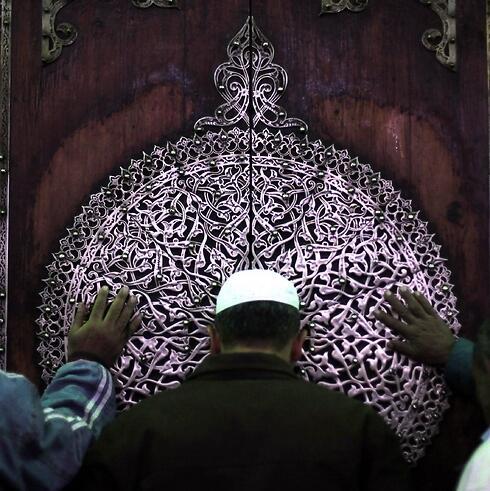 Egyptians pray at the shrine of the grandson of Mohammad. (Photo: Reuters)