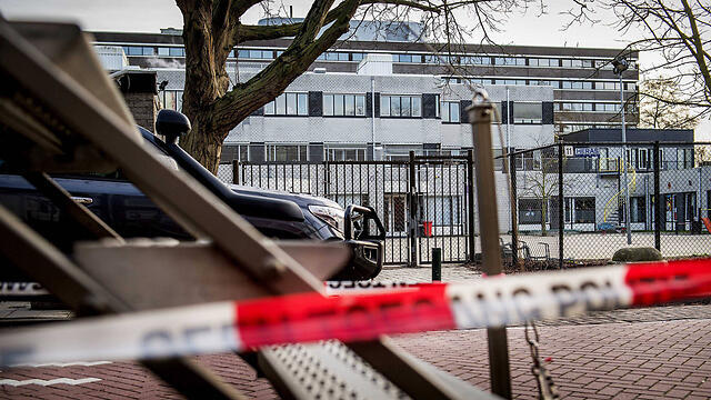 Heavy security around Jewish schools (Photo: EPA) (צילום: EPA) Heavy security around Jewish schools (Photo: EPA)
