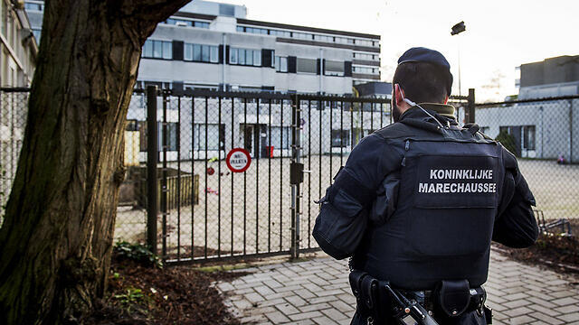 Dutch forces protect Jewish school (Photo: AFP) (צילום: AFP) Dutch forces protect Jewish school (Photo: AFP)