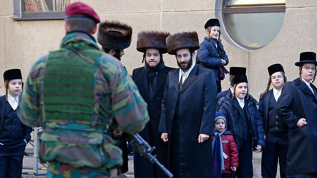 Soldier guarding synagogue in Belgium after anti-terror raid in January (Photo: Reuters)